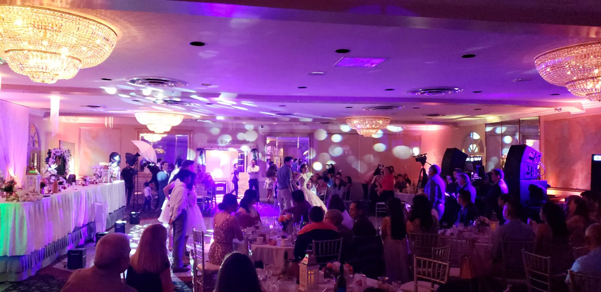 Modern decor in banquet halls Chicago for birthday venues.